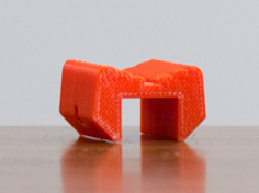 Mors de robot imprimé en 3D. De couleur rouge. En gros plan